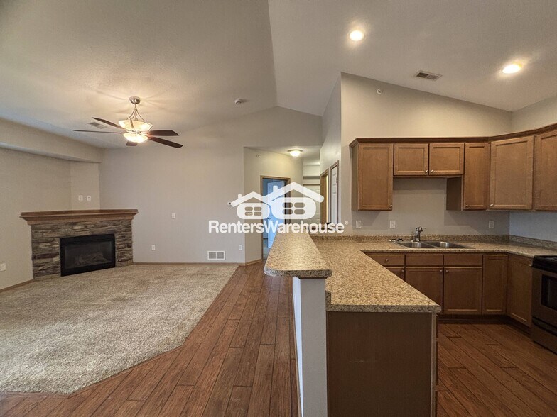 Building Photo - 2000 Meadow Ct