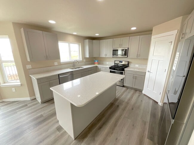 Building Photo - 3 Bedroom Home Available Near S Powers Blv...