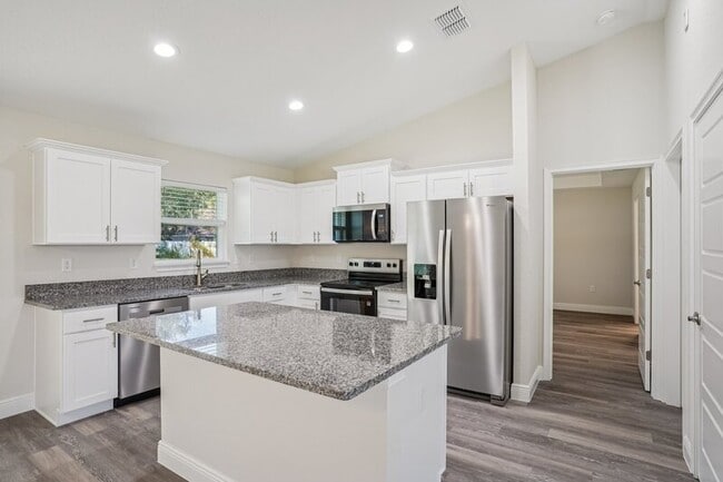 Building Photo - 6 Dogwood Dr Trce