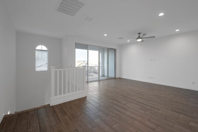 Building Photo - Like New Luxurious Modern 3 Bedroom 2 Bath Townhome in Warner Meadows