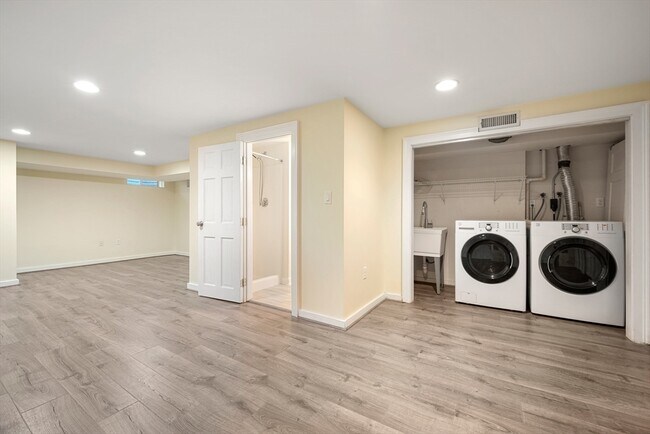 Building Photo - 10 Eustis St