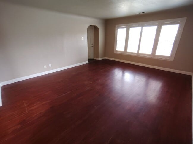 Building Photo - 404 Camellia Way