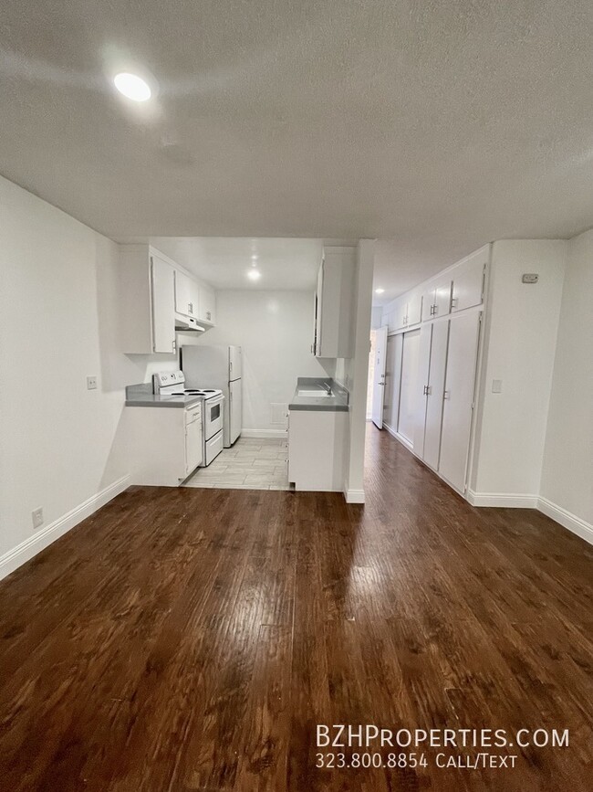 Building Photo - 7077 Lanewood Ave