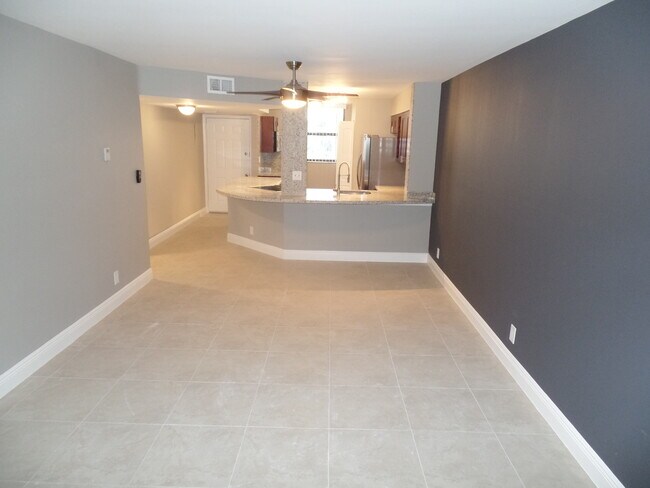 Building Photo - 118 Lake Emerald Dr