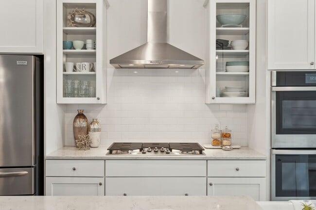 Building Photo - 3/3.5 End-Unit Townhome in Midtown Mt. Pleasant!