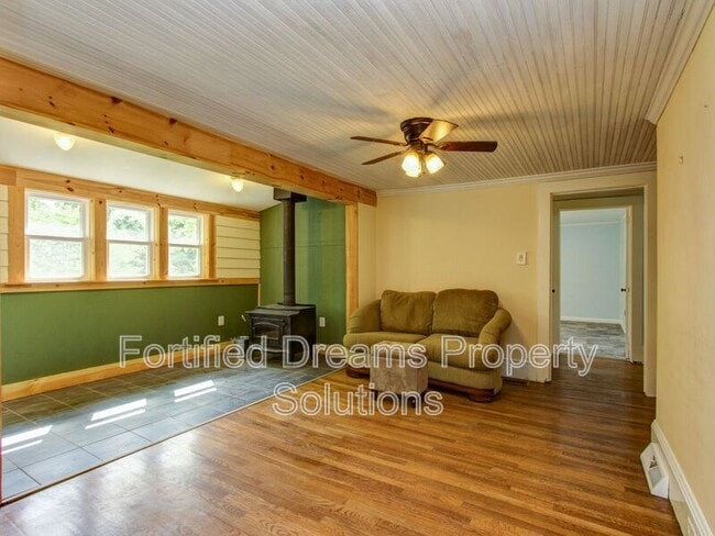Building Photo - 7507 Greenlawn Dr