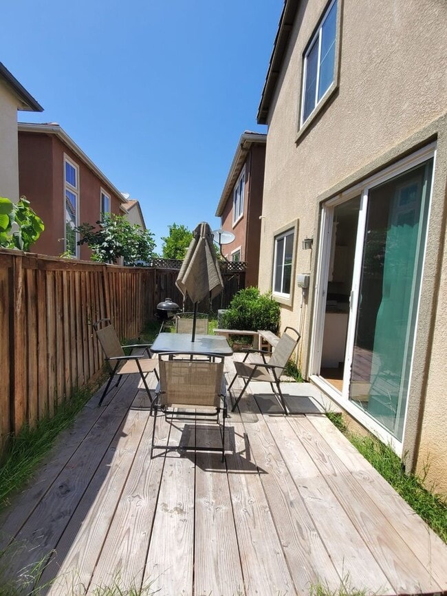 Building Photo - 3 bed/ 2.5 bath house 1,955 sqft