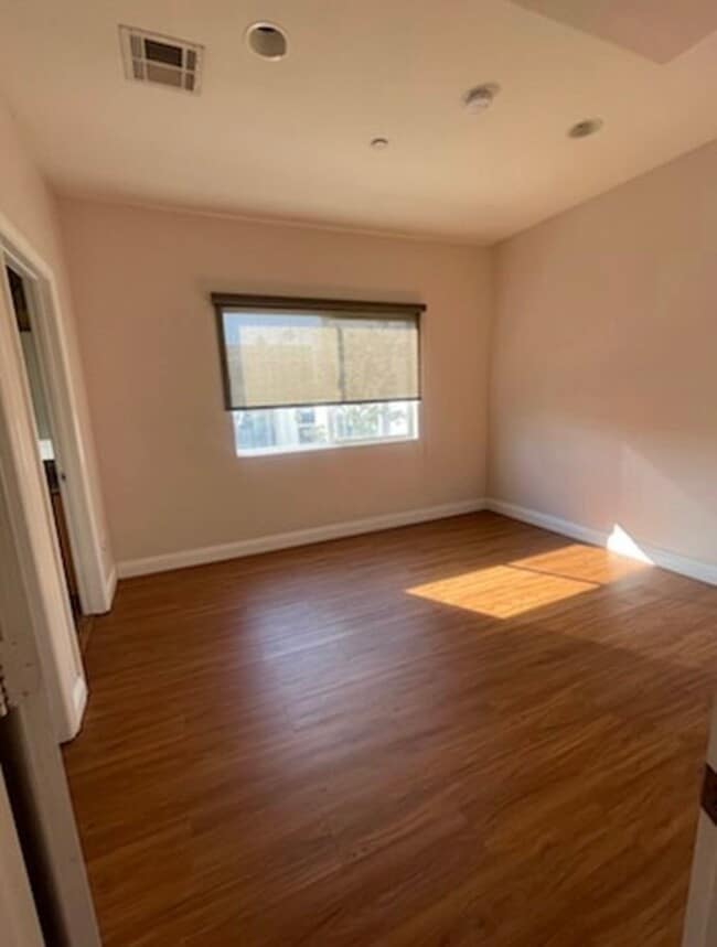 Building Photo - 5255 Hermitage Ave