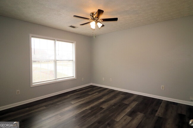 Building Photo - 18 Southwind Dr