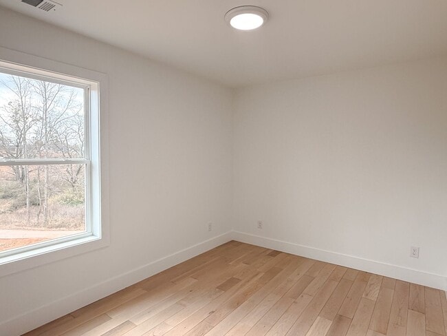 Building Photo - 303 R C Thompson Rd