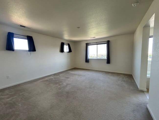 Building Photo - Spacious 5-Bedroom House with Large Fenced Yard