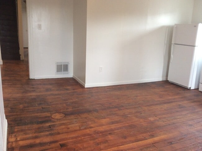 Building Photo - Spacious 3 Bedroom, Laundry, East End Near...