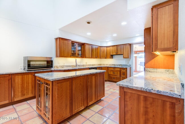 Building Photo - 20 E Redondo Dr