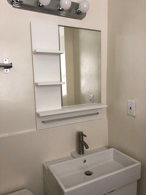 Building Photo - 916 N Screenland Dr