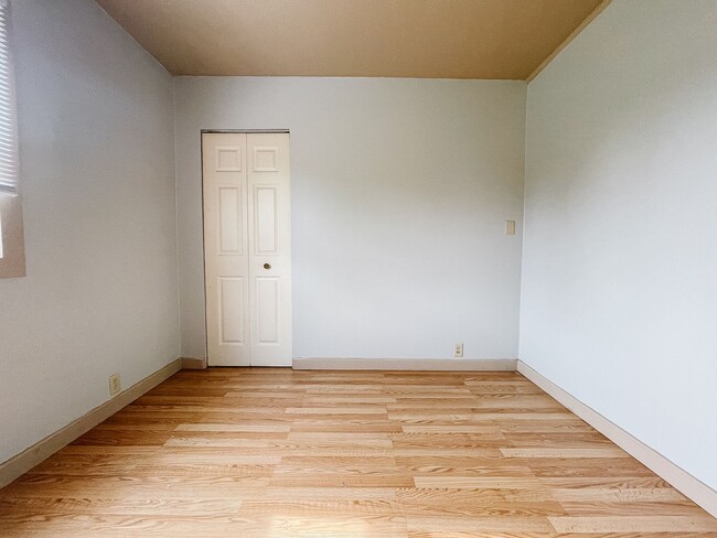 Building Photo - Enclosed Porch