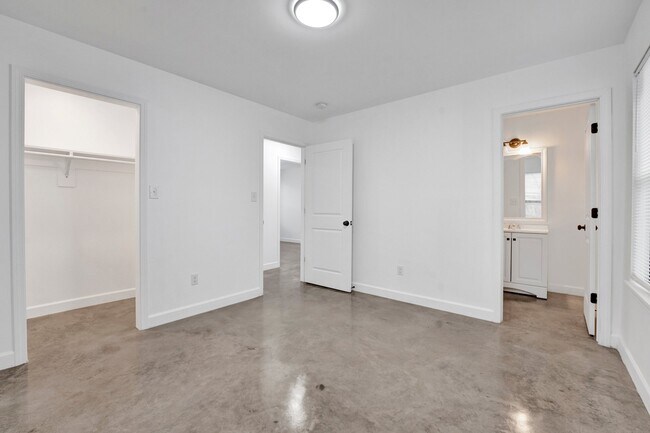 Building Photo - 927 Seattle St