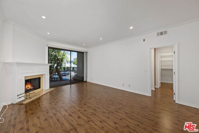 Building Photo - 2031 S Bentley Ave