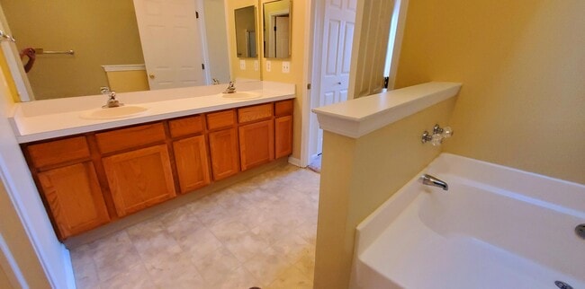 Building Photo - 1354 Fox Pointe Cir