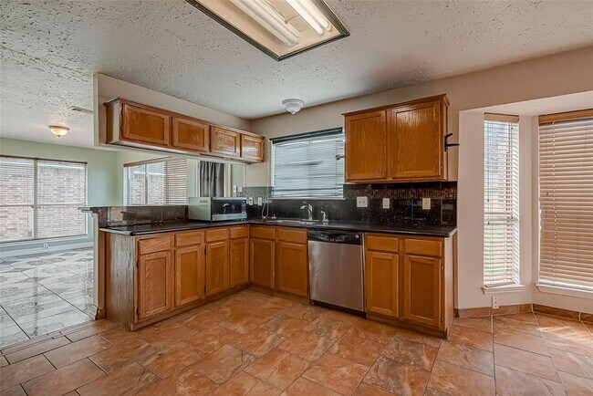 Building Photo - 2026 Sandy Knoll Dr
