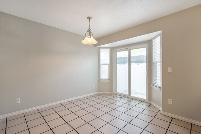 Building Photo - Available Now!   4 bedrooms, 3 1/2 baths PLUS Large Bonus Room