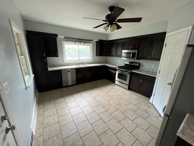 Building Photo - Duluth, MN - 4 Bedroom - 2 Bath - 2 car garage - Single family home