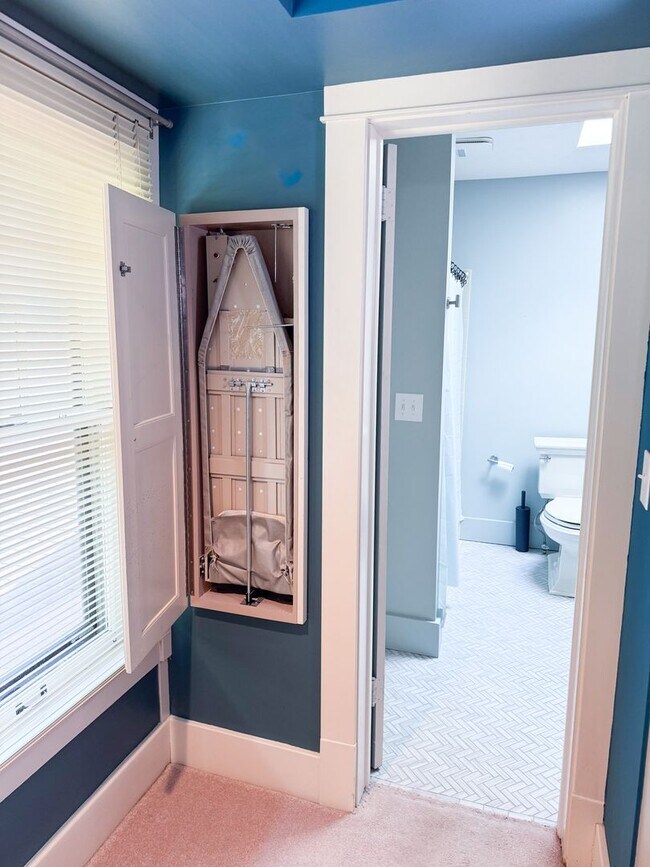 Building Photo - Historical Duplex - Spacious 3 Bedroom, 2.5 Bath Duplex with fenced in private patio.