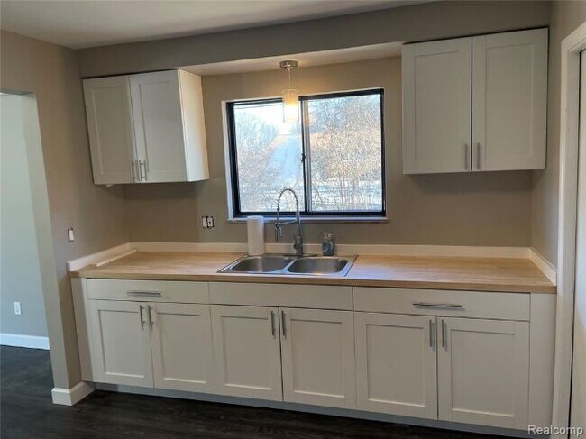 Building Photo - 30076 Orchard Lake Rd