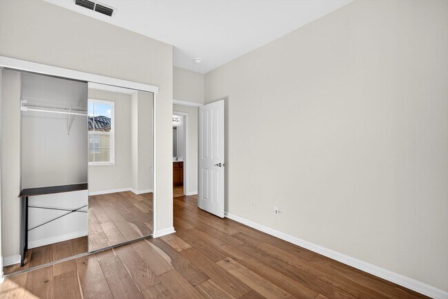 Building Photo - Beautiful Upgraded Townhome: 1,676 sqft, 2-Car Garage + Iron Horse Trail Access