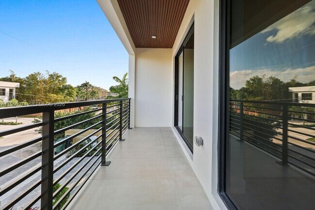 Building Photo - 1321 NE 13th Ave