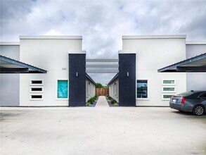 Building Photo - 1001 N Maryland St