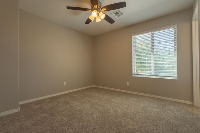 Building Photo - 3 Bedroom 2.5 Bathroom