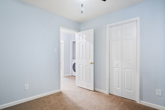 Building Photo - 3 bed/2 1/2 Bath. Pet Friendly. Easy acces...