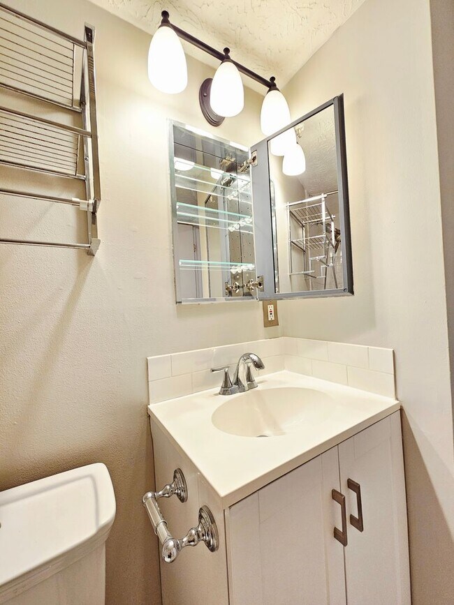 Building Photo - MOVE-IN READY! 2BR Townhome in Clintonville near OSU – W/D, Parking, Pet Friendly