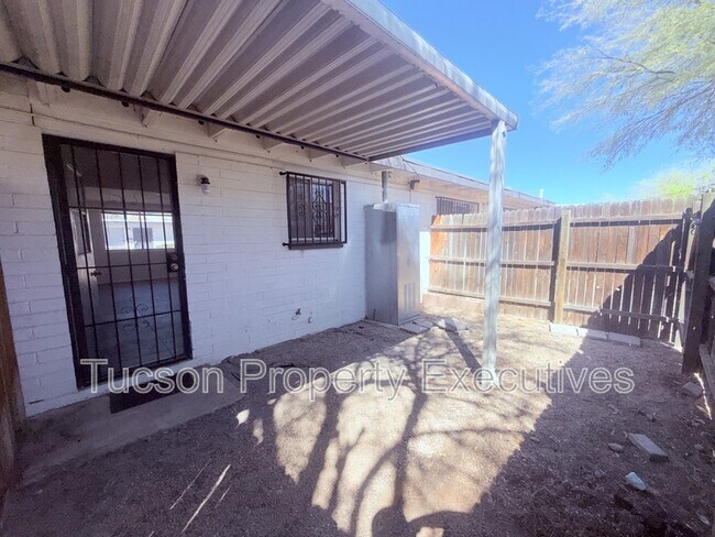 Building Photo - 4243 E Lee St