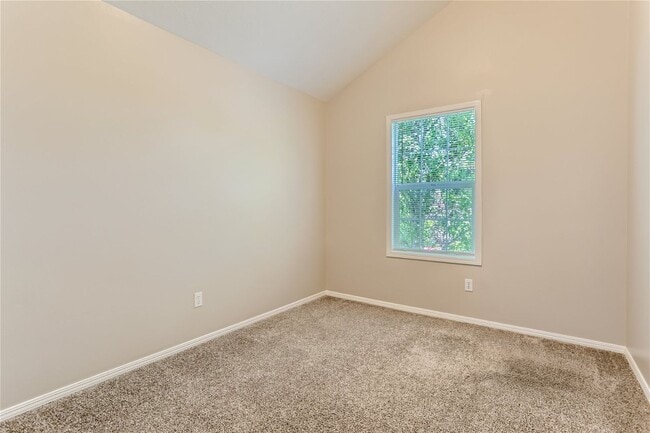 Building Photo - Spacious Two-Level Duplex Home with Fenced Backyard in Hillsboro!