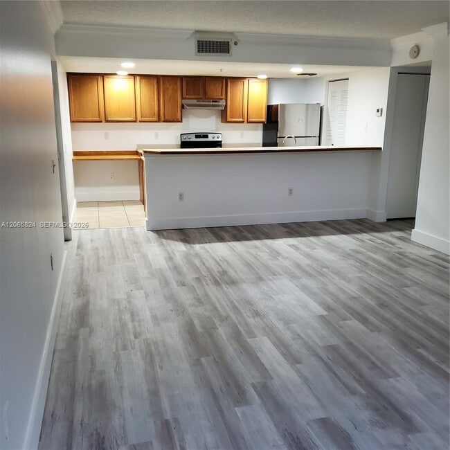 Building Photo - 9909 Westwood Dr