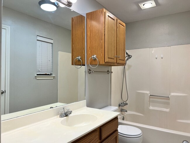 Building Photo - 411 Hickory Rd