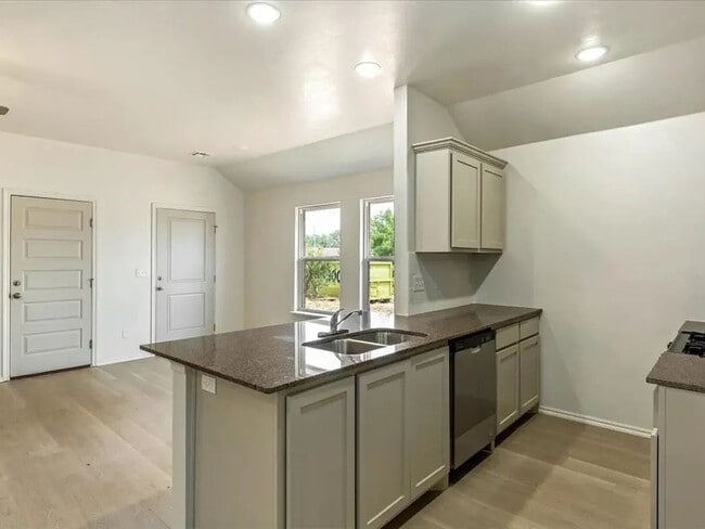 Building Photo - Move-In Ready 2-Bed Home in Lawton w/ Garage