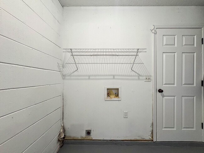 Building Photo - Move-In Ready 3 Bed Home with Garage & Fenced Yard in Tampa, FL