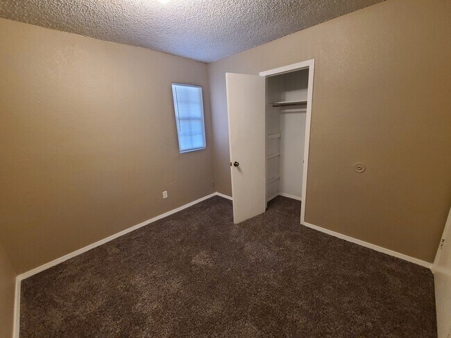 Building Photo - 1824 N Kaye Dr