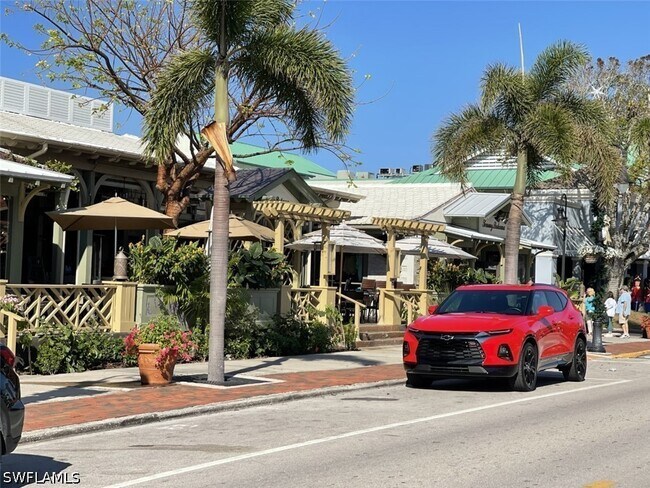 Building Photo - 254 6th Ave S