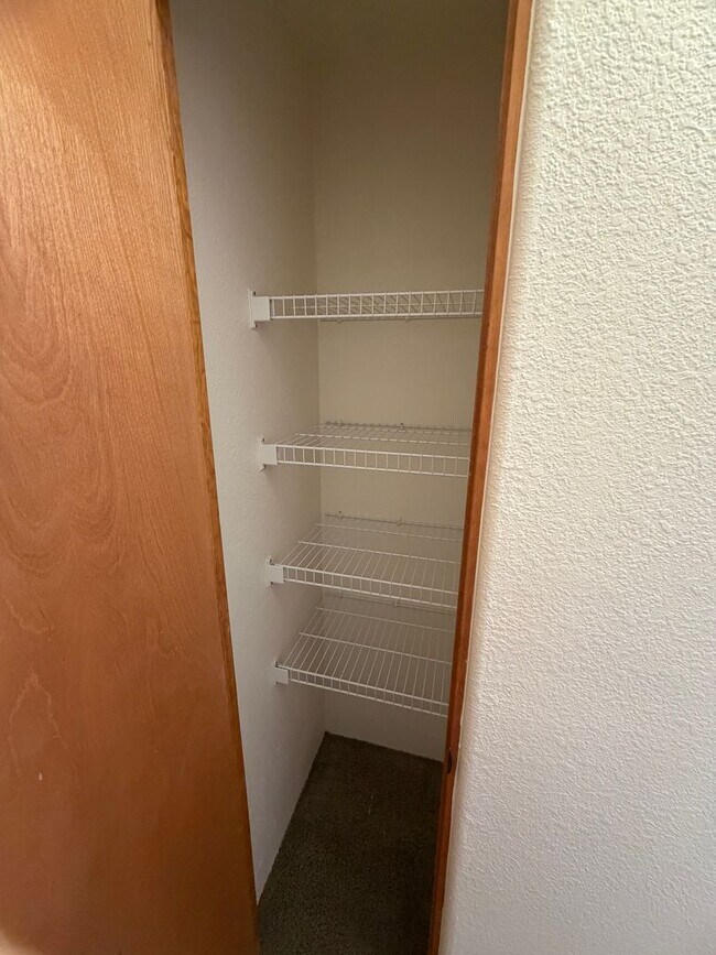 Building Photo - 3-Bedroom House!