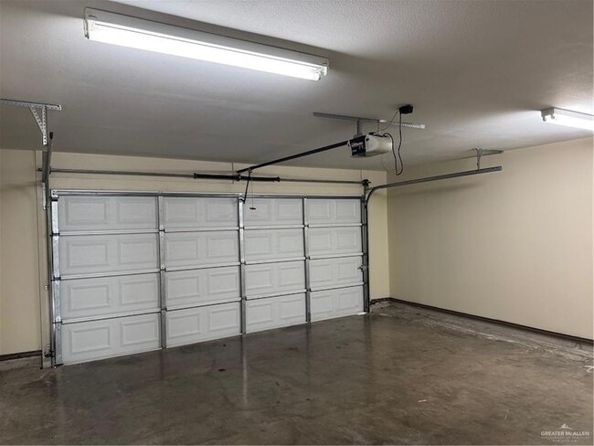 Building Photo - 904 W Solar Dr