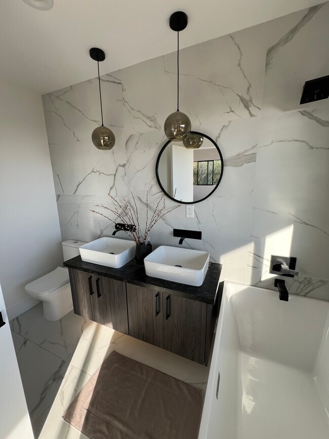 Building Photo - 353 Mariposa Dr