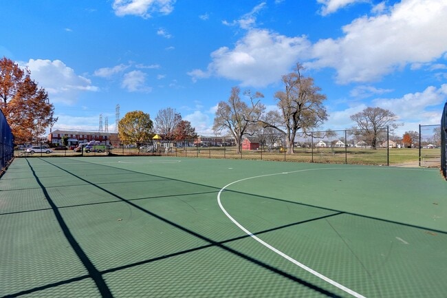 Building Photo - Completed Renovated Townhouse