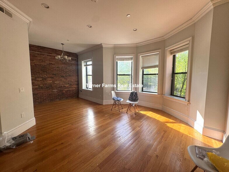Building Photo - 1087 Beacon St