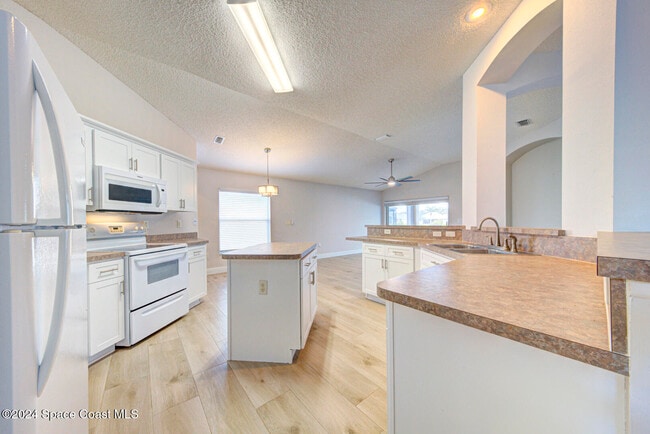 Building Photo - 1085 Sedgewood Cir