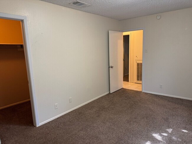 Building Photo - 8251 Sunshine Trail Dr