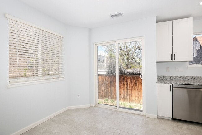 Building Photo - Beautiful 3 bed / 2 bath duplex in Uptown Neighborhood!