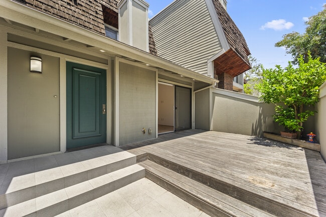 Building Photo - 13336 Maxella Ave